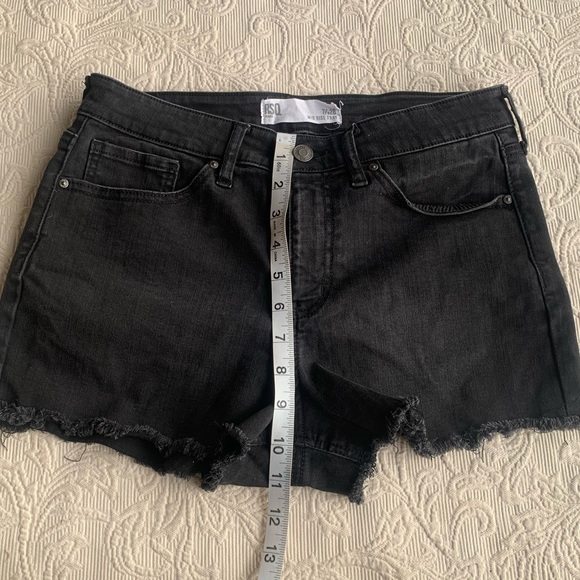 RSQ Black Mid-Rise Cutoff Fray Denim Jean Shorts - Picture 5 of 6